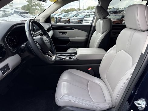 Used 2023 Honda Pilot Touring image 11