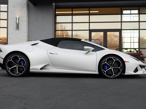 Used 2020 Lamborghini Huracan EVO image 2