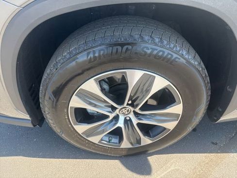 Used 2025 Toyota Highlander XLE image 12