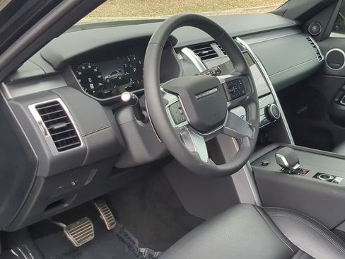 Used 2025 Land Rover Discovery Dynamic SE AWD/4WD image 10