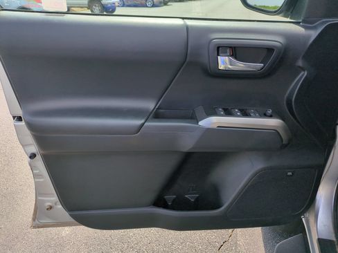 Used 2019 Toyota Tacoma Limited AWD/4WD image 14