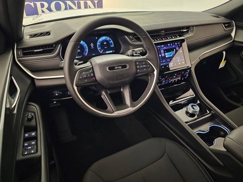 New 2025 Jeep Grand Cherokee L Laredo w/ Luxury Tech Group I AWD/4WD image 15