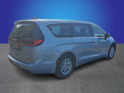 Used 2023 Chrysler Pacifica Touring-L FWD image 4