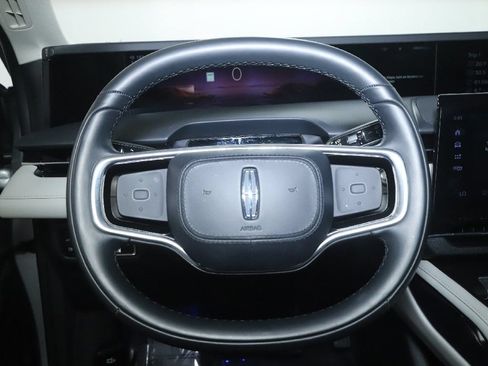 Used 2025 Lincoln Nautilus Premier AWD/4WD image 22