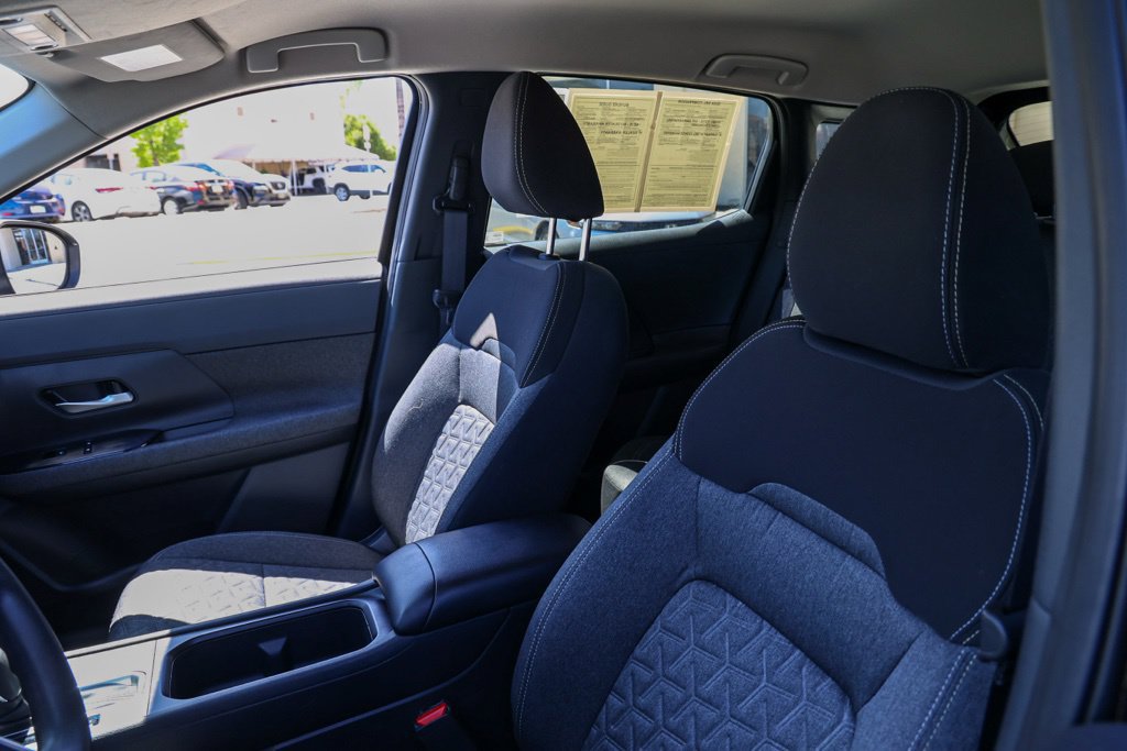 Used 2025 Nissan Kicks SV FWD image 17