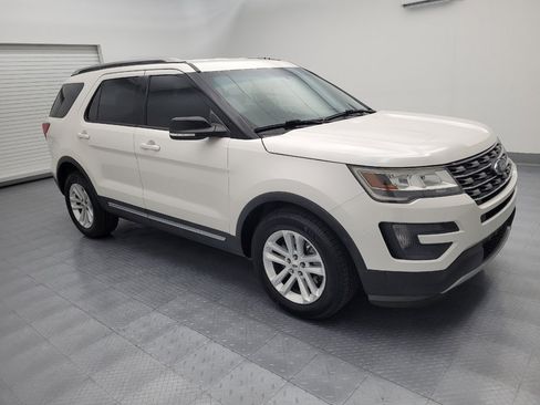 Used 2016 Ford Explorer XLT w/ Equipment Group 201A FWD image 11