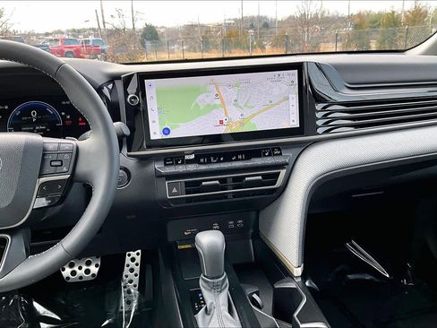 Used 2025 Toyota Camry SE image 6