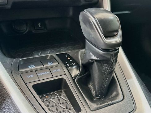 Used 2020 Toyota RAV4 XLE Premium FWD image 15