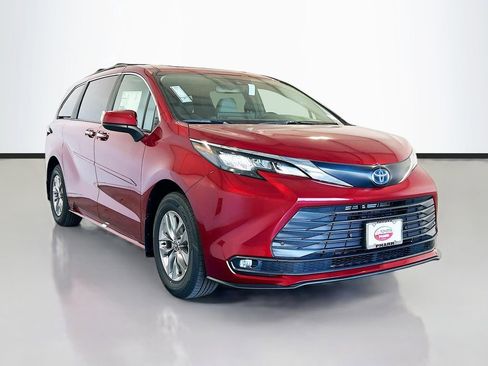 New 2025 Toyota Sienna XLE image 3
