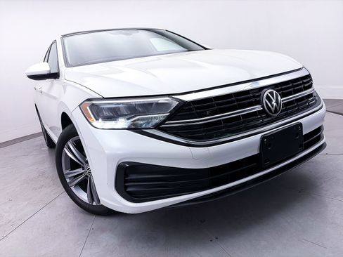 Used 2023 Volkswagen Jetta SE w/ Panoramic Sunroof Package FWD image 7