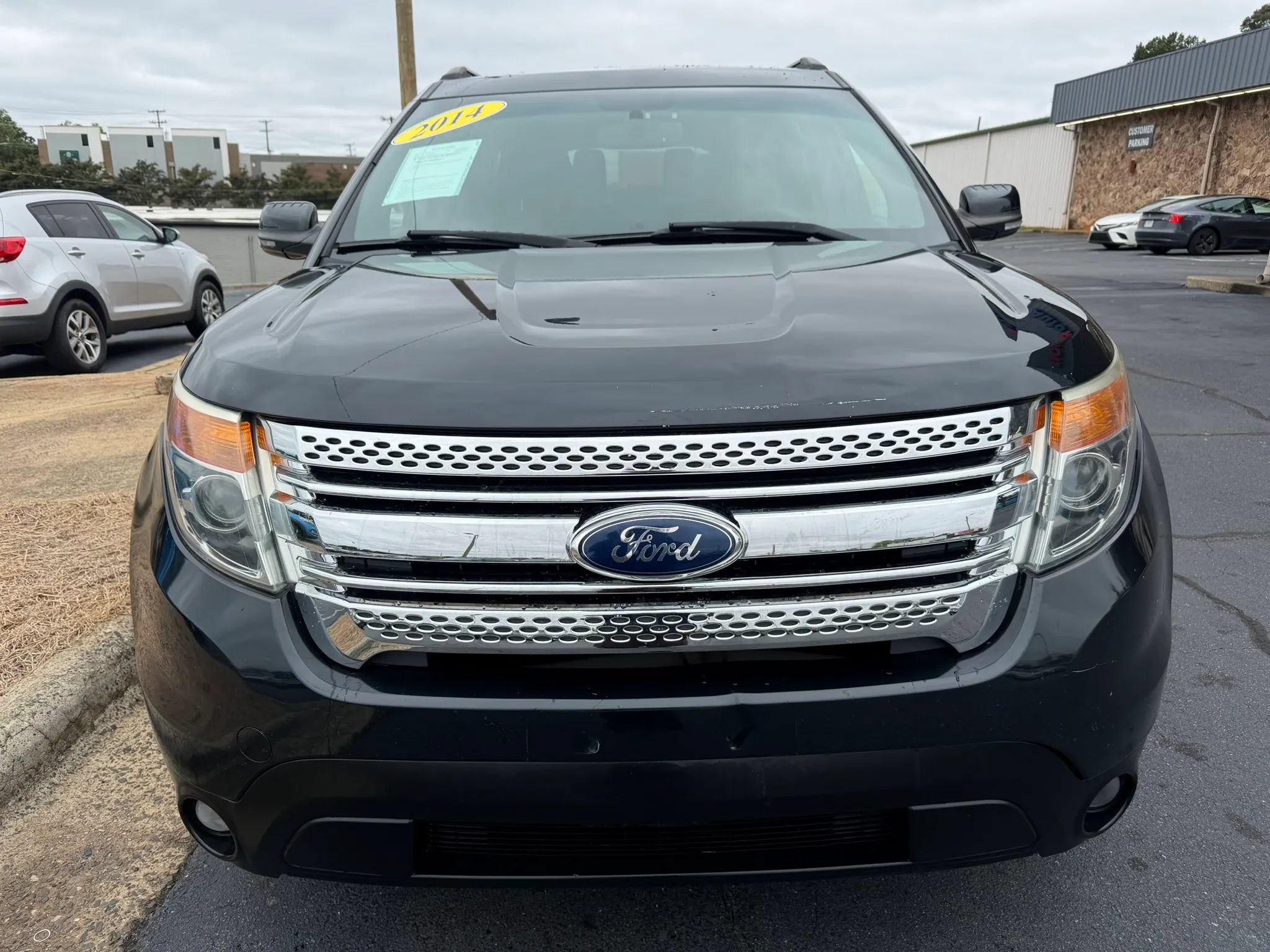 Used 2014 Ford Explorer XLT w/ Equipment Group 202A FWD image 2