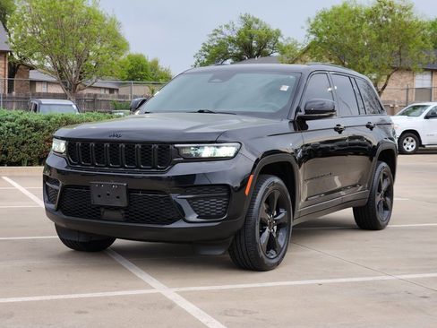 Used 2023 Jeep Grand Cherokee Altitude AWD/4WD image 3
