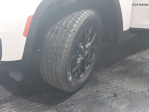 Used 2024 Jeep Grand Cherokee L Laredo image 34