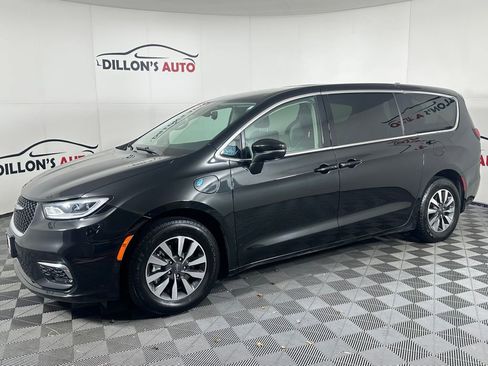Used 2023 Chrysler Pacifica Touring-L FWD image 2
