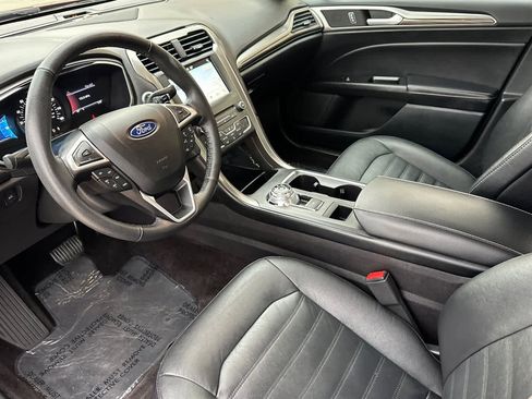 Used 2017 Ford Fusion SE w/ Fusion SE Technology Package image 9