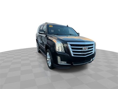 Used 2018 Cadillac Escalade Luxury image 2