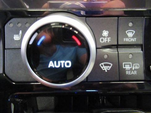 Used 2024 Toyota Highlander XLE image 25