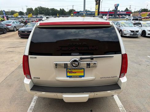 Used 2012 Cadillac Escalade Luxury RWD image 6