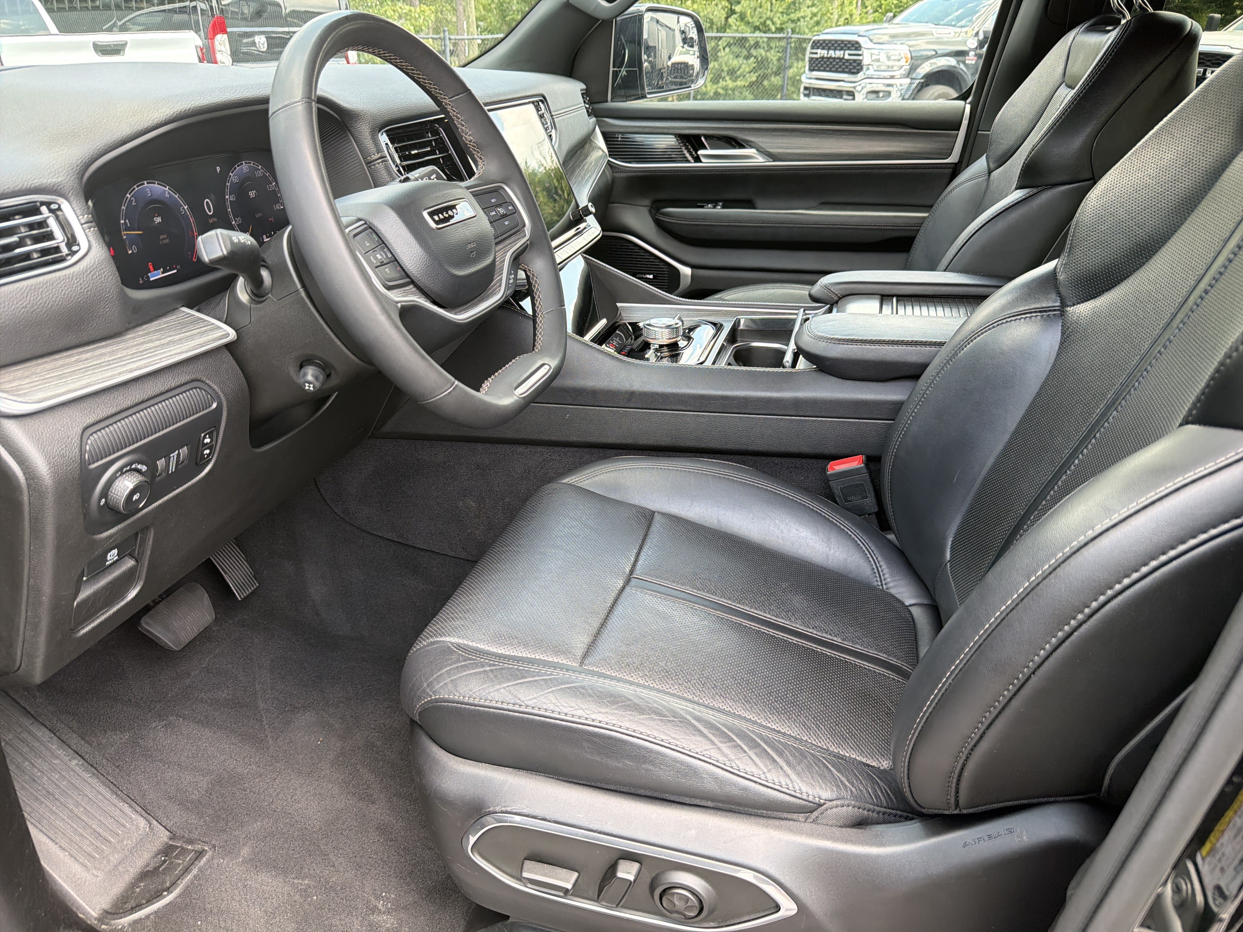 Used 2024 Jeep Wagoneer Series III AWD/4WD image 11