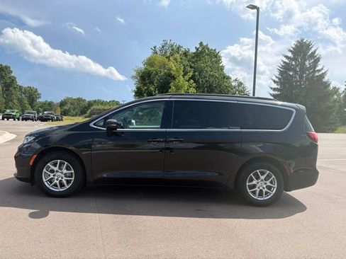 Used 2022 Chrysler Pacifica Touring-L FWD image 2