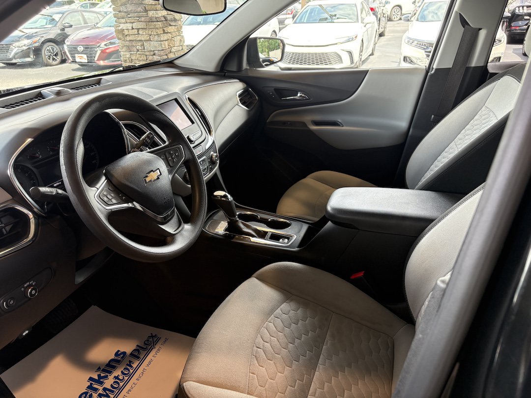 Used 2021 Chevrolet Equinox LS w/ LS Convenience Package FWD image 2