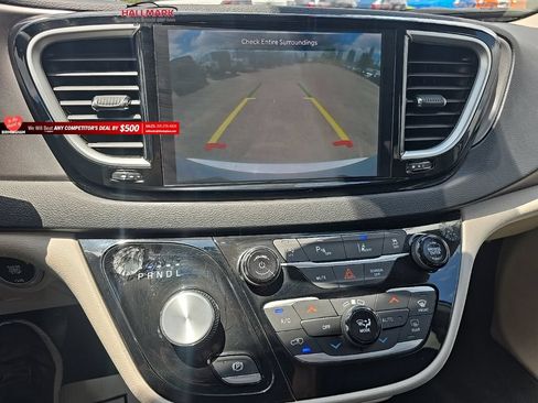 Used 2023 Chrysler Pacifica Touring-L FWD image 24
