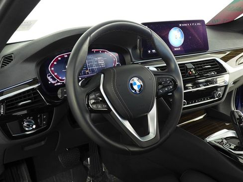 Certified 2023 BMW 530e w/ Convenience Package image 30