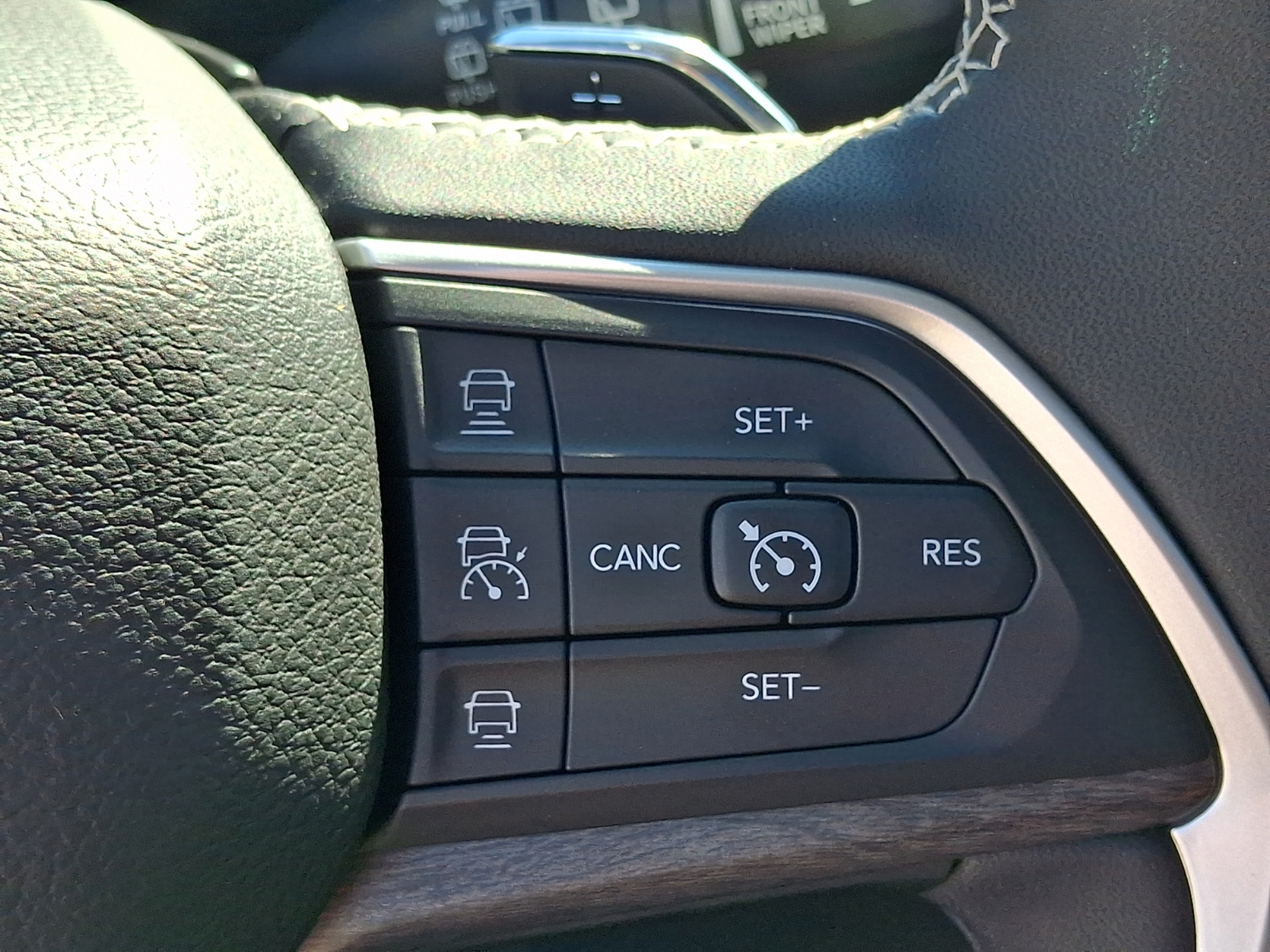 Used 2023 Jeep Grand Cherokee Limited w/ Black Appearance Package AWD/4WD image 21