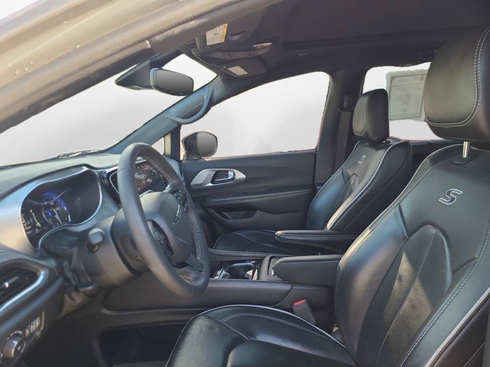 Used 2025 Chrysler Pacifica Limited FWD image 11