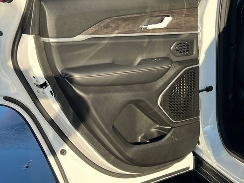 New 2025 Jeep Grand Cherokee Limited w/ Black Appearance Package image 39