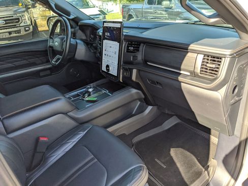 Used 2024 Ford Expedition Platinum image 13