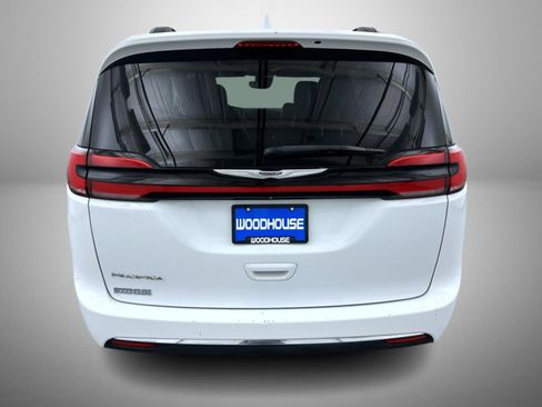 Certified 2022 Chrysler Pacifica Touring-L FWD image 6