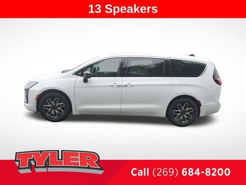 New 2027 Chrysler Pacifica Limited FWD image 4