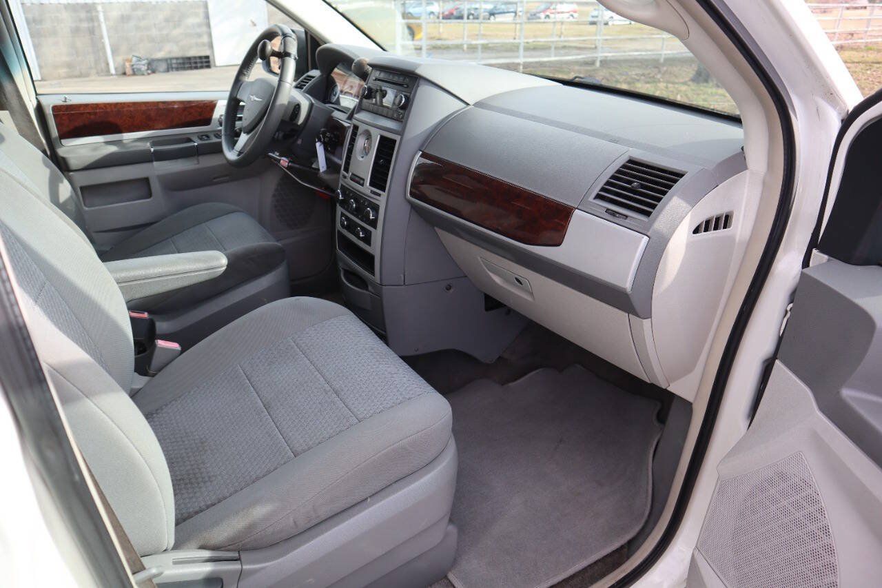 Used 2010 Chrysler Town & Country Touring FWD image 32