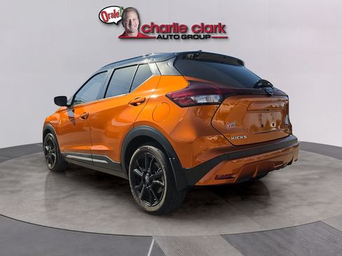 Used 2023 Nissan Kicks SR w/ SR Premium Package FWD image 3