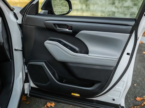 Certified 2023 Toyota Highlander XLE image 15