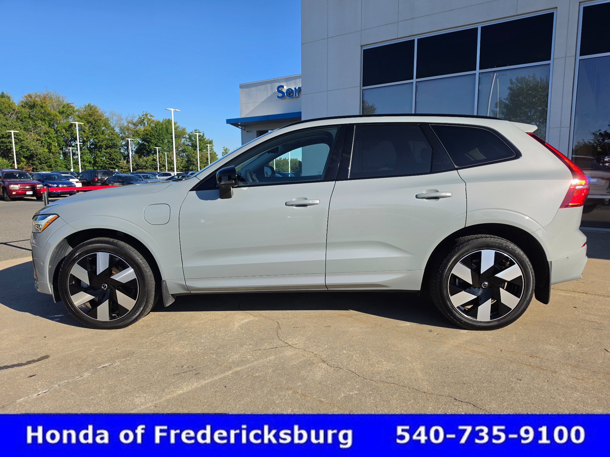 Used 2025 Volvo XC60 T8 Plus w/ Protection Package Premier AWD/4WD image 3