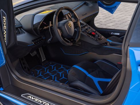 Used 2020 Lamborghini Aventador SVJ AWD/4WD image 3