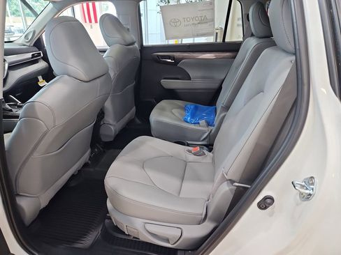 New 2026 Toyota Highlander Platinum AWD/4WD image 21