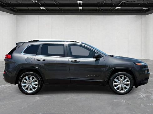 Used 2017 Jeep Cherokee Limited w/ Luxury Group AWD/4WD image 4