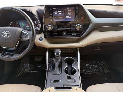 Used 2021 Toyota Highlander XLE image 11