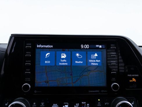 Used 2021 Toyota Highlander XLE AWD/4WD image 25