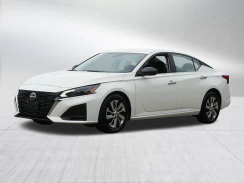 Certified 2025 Nissan Altima 2.5 S FWD image 3