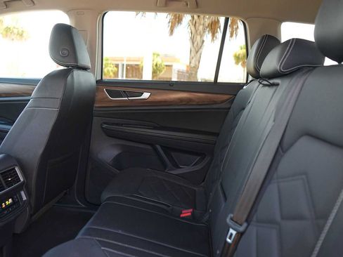Used 2025 Volkswagen Atlas SE FWD image 14