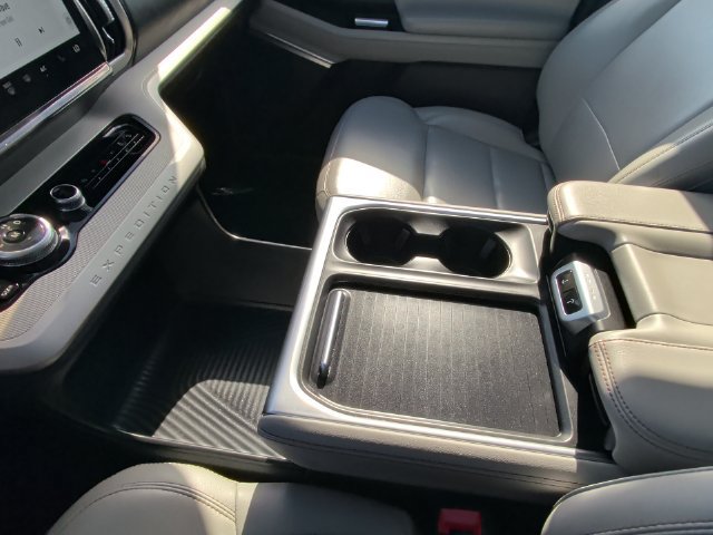 Used 2025 Ford Expedition Active AWD/4WD image 25