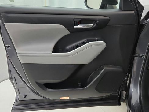 Certified 2023 Toyota Highlander XLE image 27