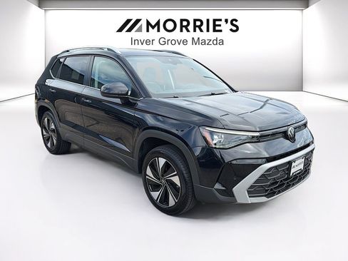 Used 2025 Volkswagen Taos SE AWD/4WD image 3