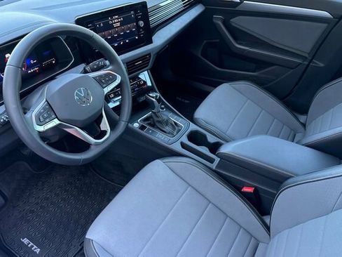 Used 2025 Volkswagen Jetta SE w/ Sunroof Package image 10