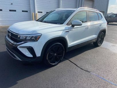 Used 2022 Volkswagen Taos SE w/ Panoramic Sunroof Package