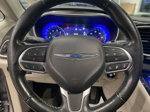 Used 2021 Chrysler Pacifica Touring-L image 15